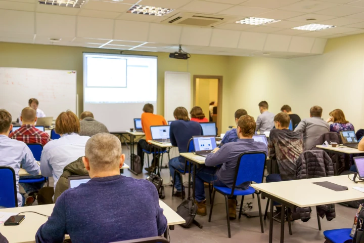 des élèves étudient en classe