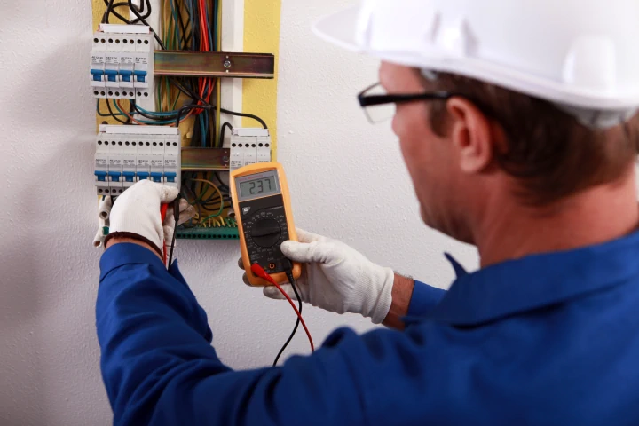 Un électricien analyse le voltage